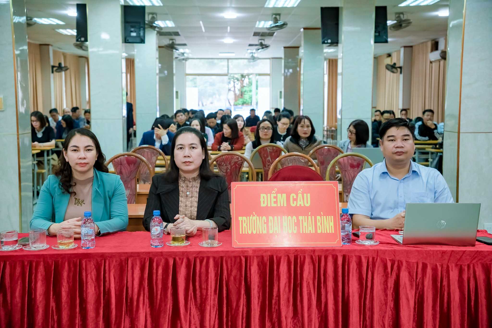 TRƯỜNG ĐẠI HỌC THÁI BÌNH THAM DỰ TRỰC TUYẾN HỘI NGHỊ TOÀN QUỐC NGHIÊN CỨU, HỌC TẬP, QUÁN TRIỆT, TUYÊN TRUYỀN VÀ TRIỂN KHAI NGHỊ QUYẾT ĐẠI HỘI XIV CỦA ĐẢNG